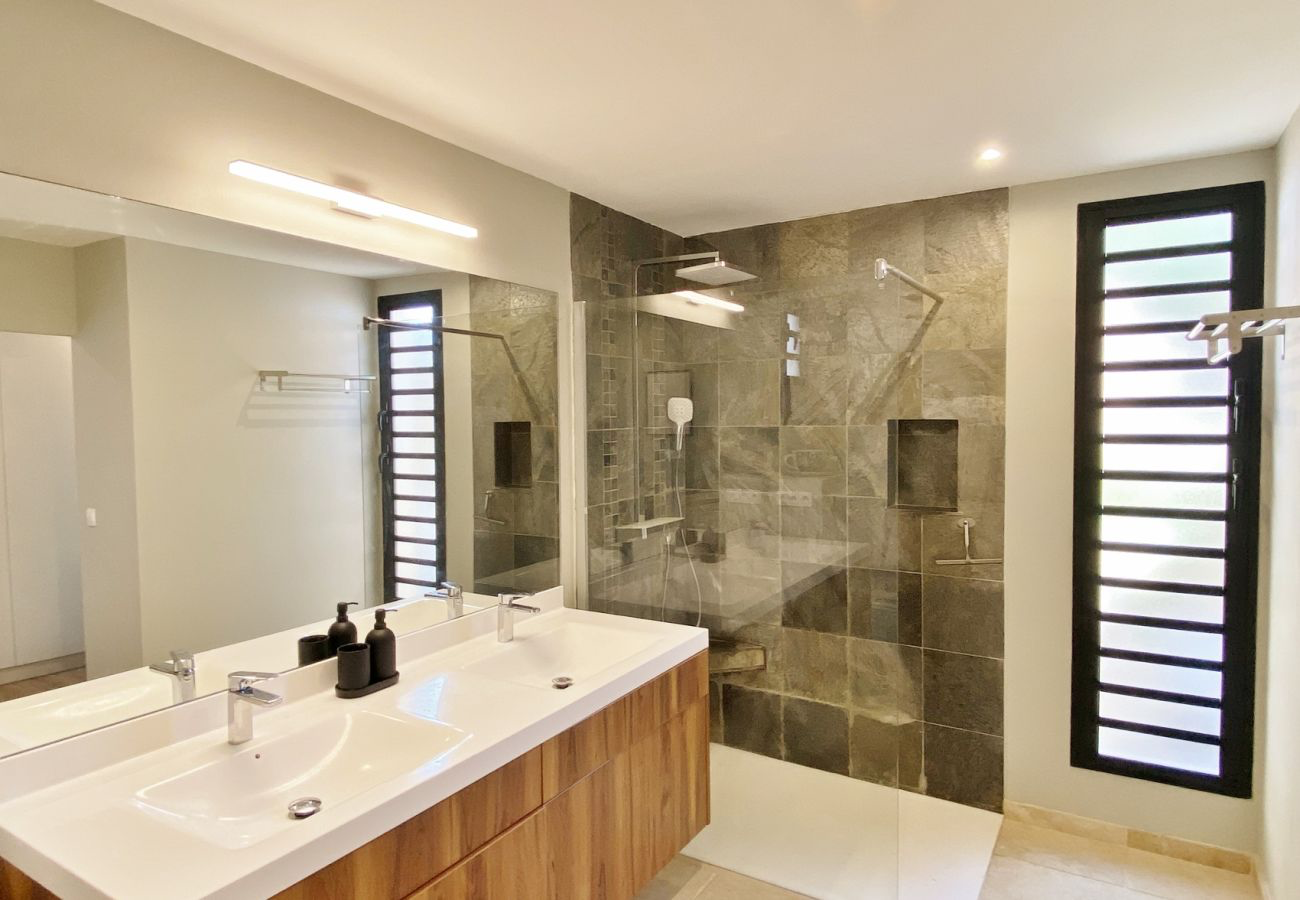 Salle de bain design de la Villa Oryzea