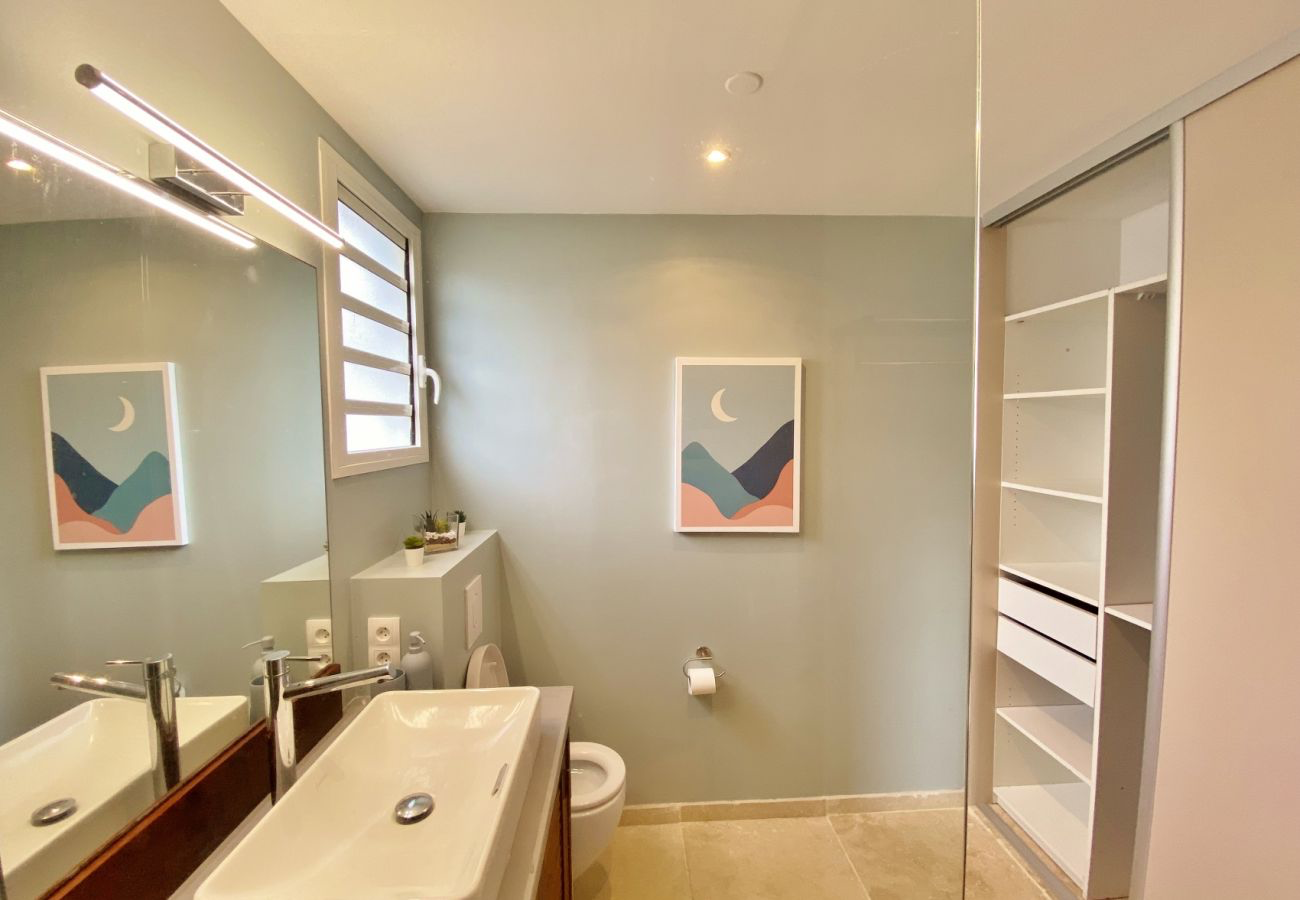 Salle de bains de la Villa Oryzea avec vasque, WC et dressing intégré