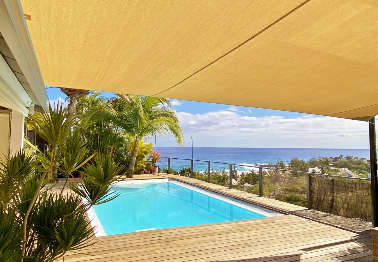 Piscine privée chauffée de la Villa Oryzea avec transats et vue océan