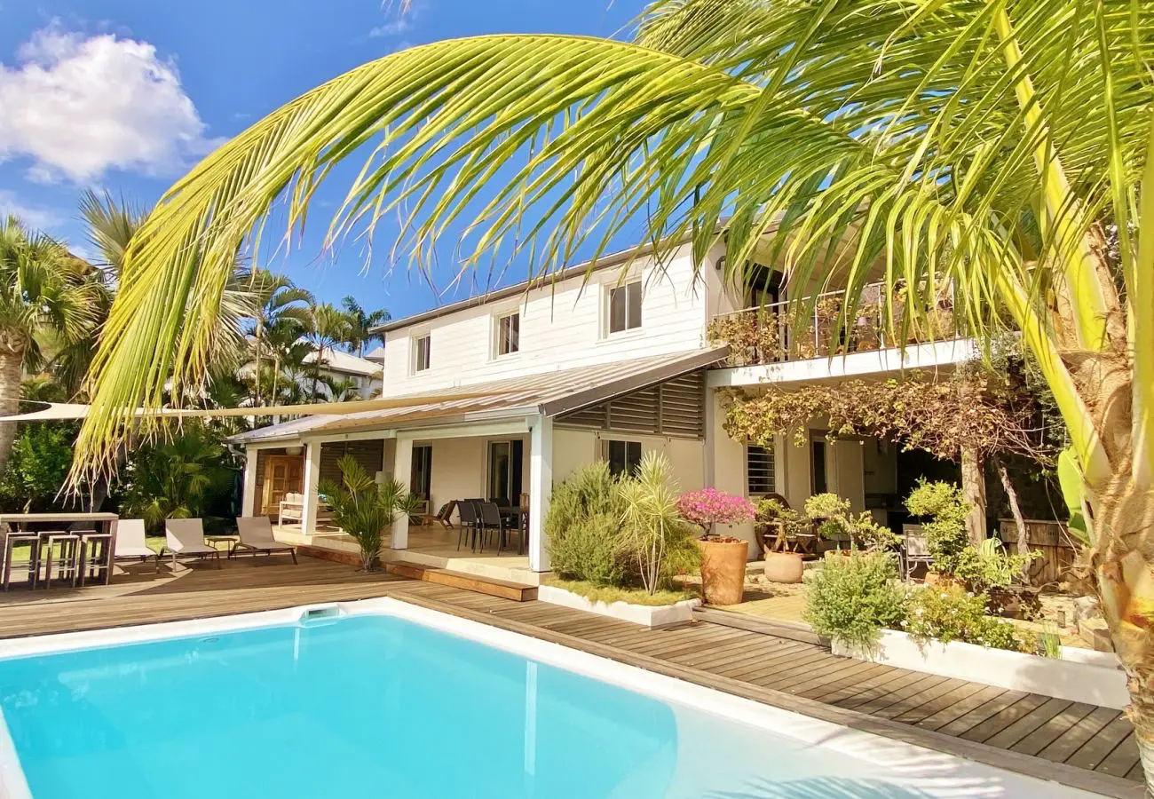 Villa Oryzea à Saint-Gilles-les-Bains : façade, piscine chauffée et jardin tropical