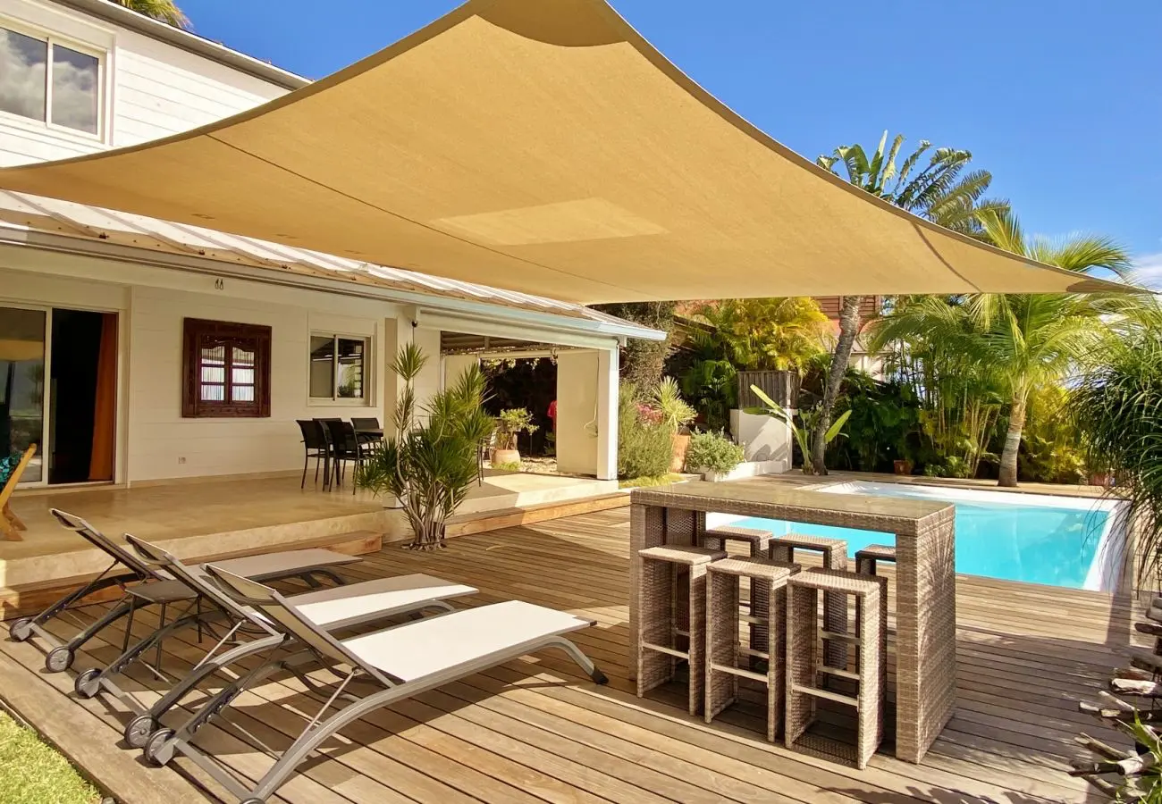 Piscine chauffée et transats de la Villa Oryzea en fin de journée