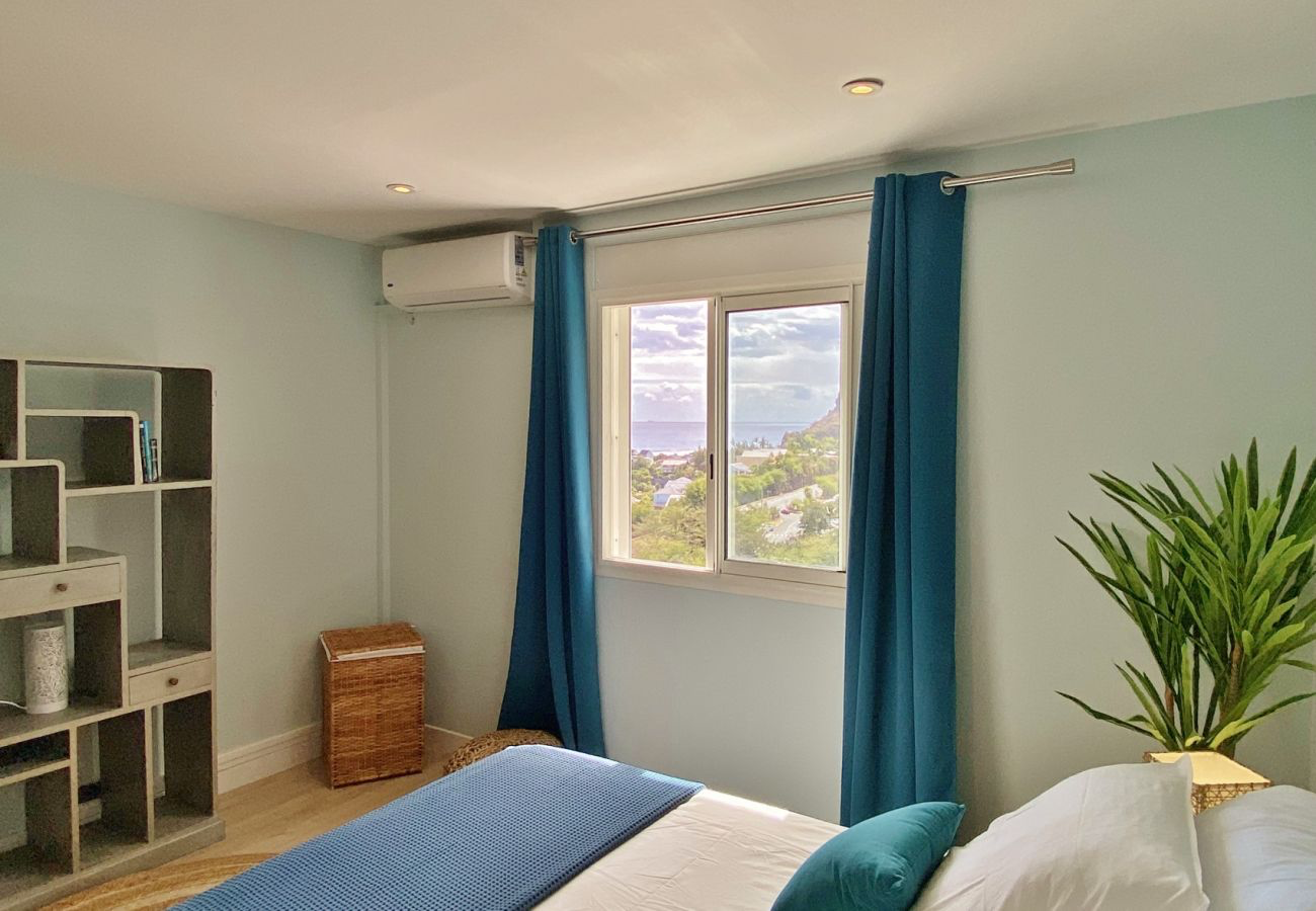 Chambre bleue et son lit double 160 × 200 cm