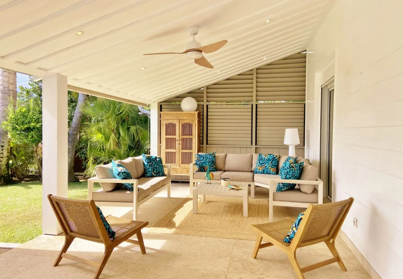 Salon extérieur au bord de la piscine de la Villa Oryzea