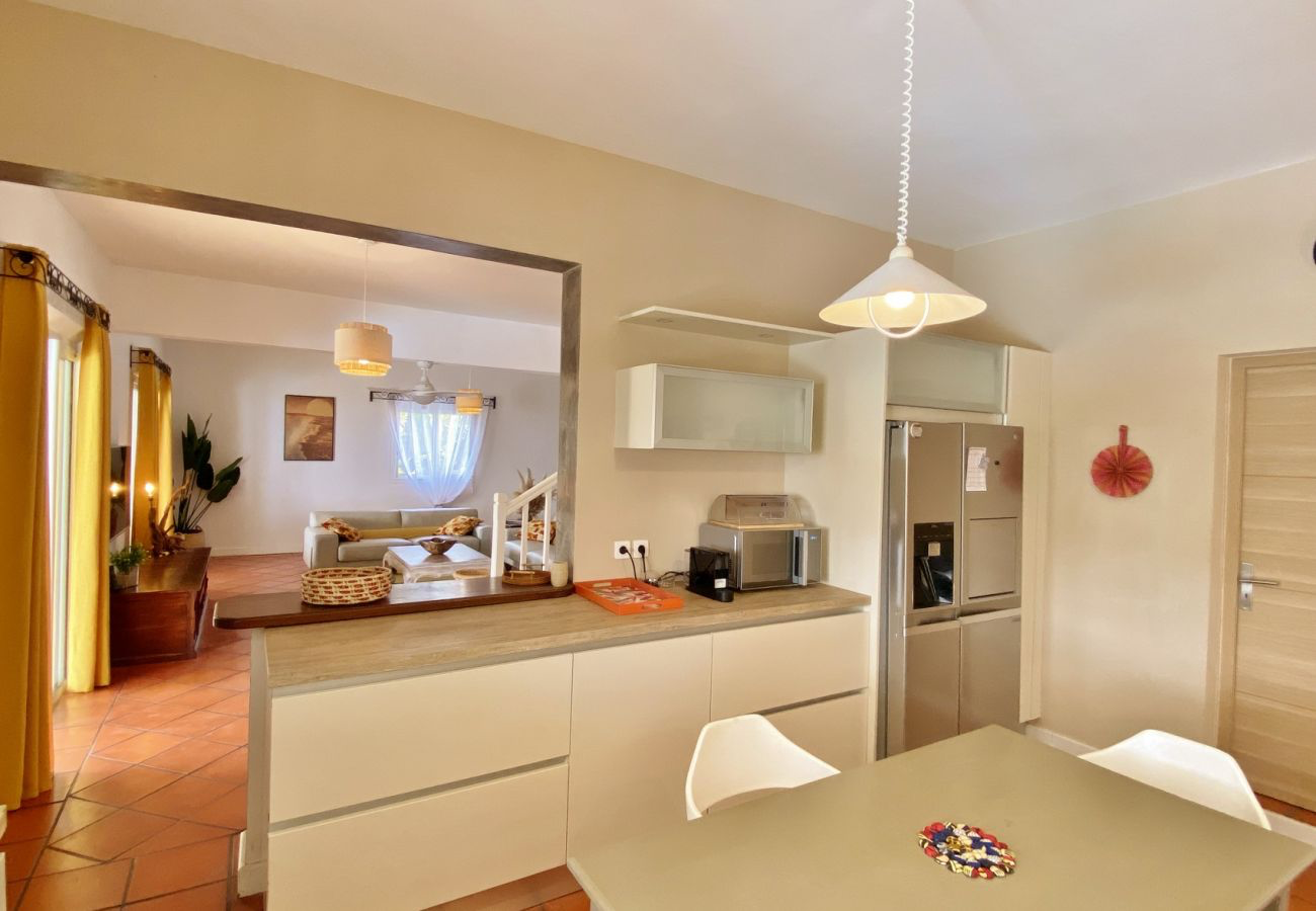 Cuisine ouverte de la Villa Oryzea communiquant avec le séjour lumineux