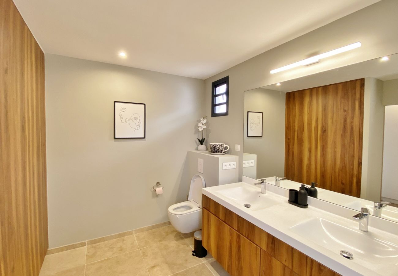 Double vasque et miroir de la salle de bains principale