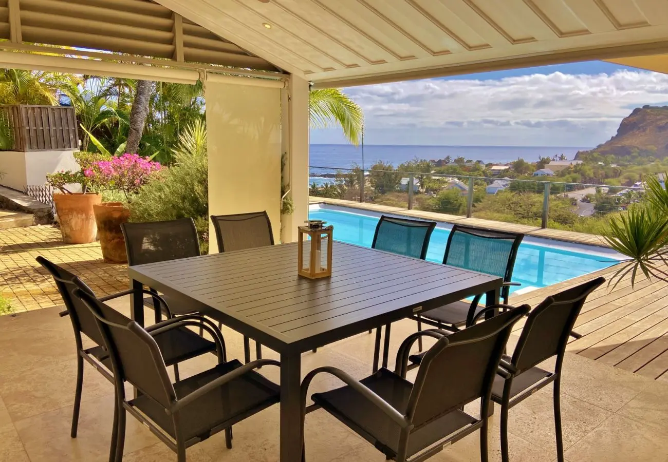 Table dressée pour le petit-déjeuner avec vue piscine