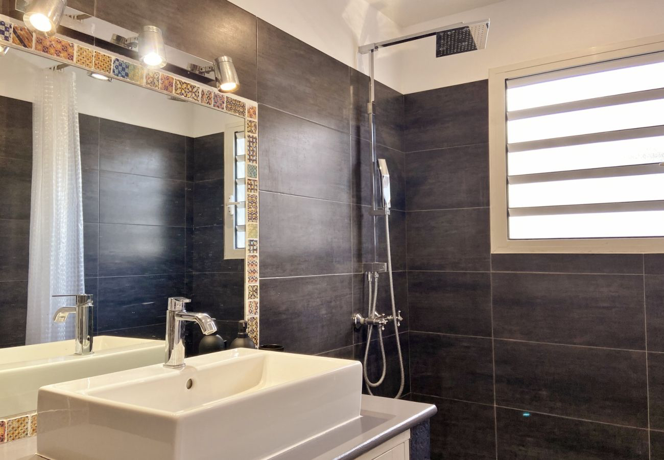 Salle d'eau en ardoise avec vasque noire et WC
