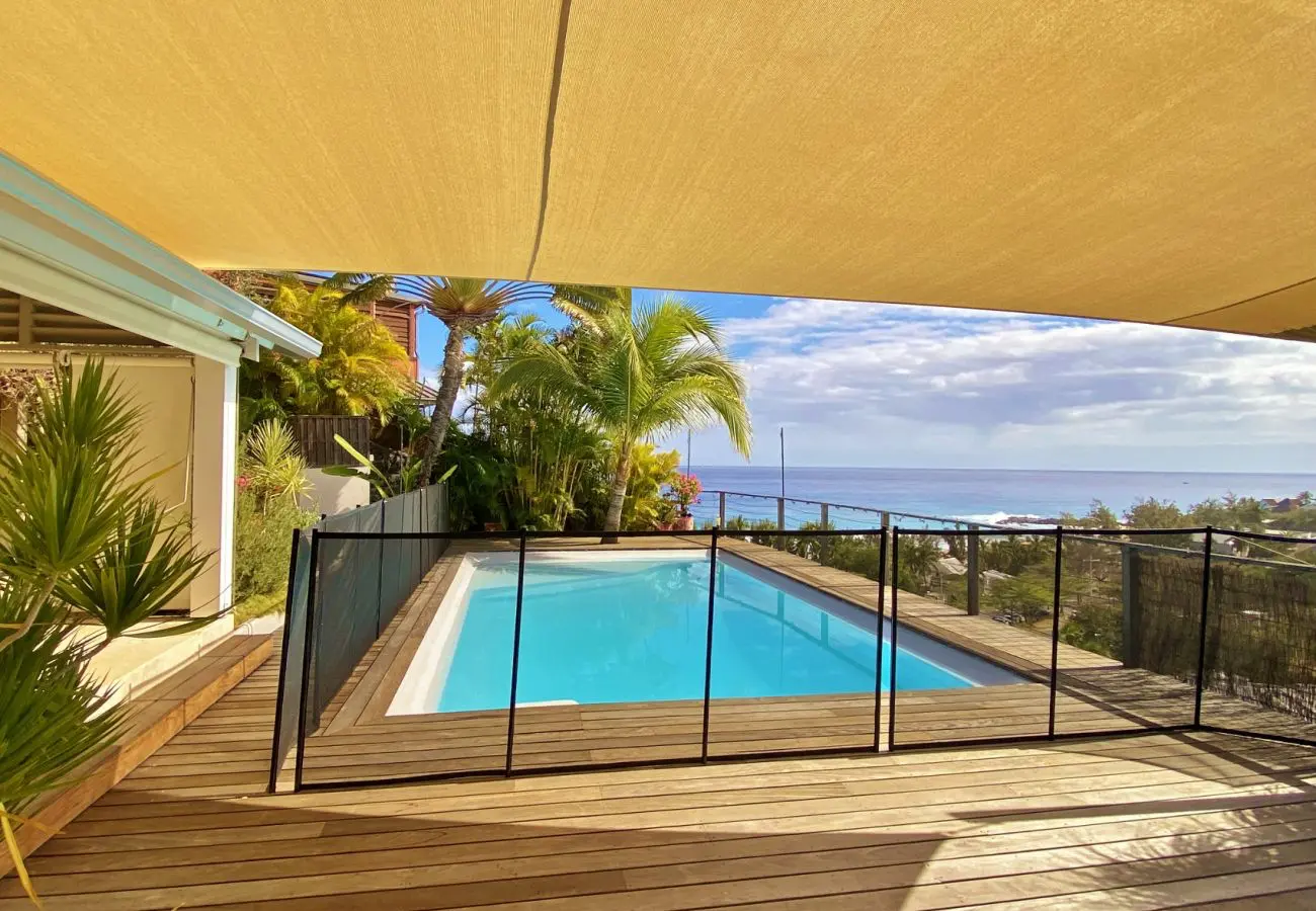 Piscine sécurisée par une barrière à la Villa Oryzea, face à l'océan